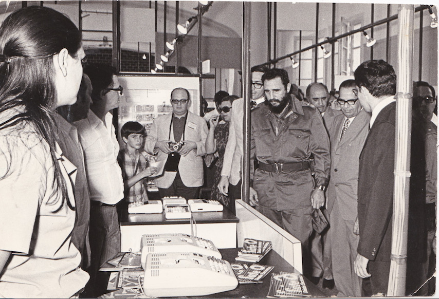 Martín Guevara, sobrino del Che Guevara: "Fidel Castro tenía gustos de monarca" 2 Martín Guevara de niño junto a Fidel Castro en una fábrica
