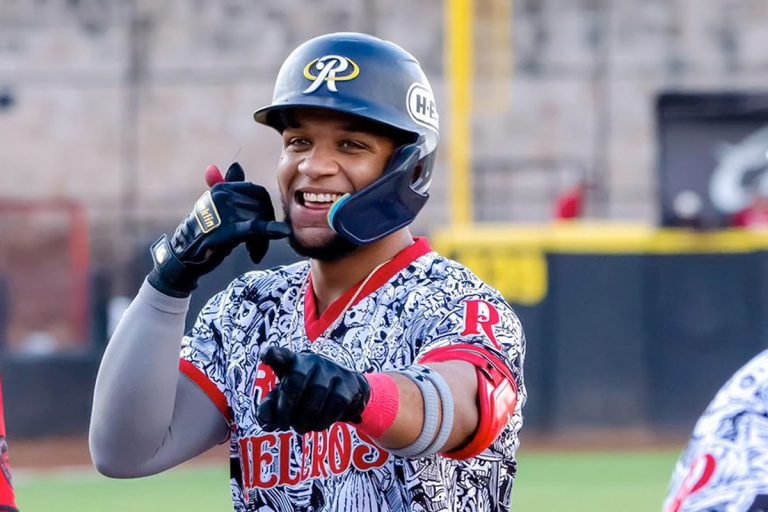 Andretty Cordero el campeón de carreras impulsadas