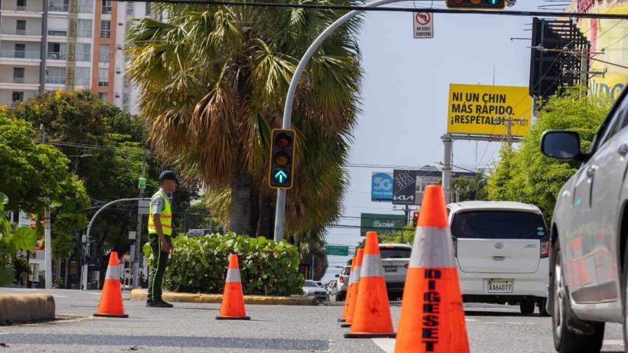 Autoridades de tránsito orientan a conductores en nueva fase de prohibición de giros en el DN