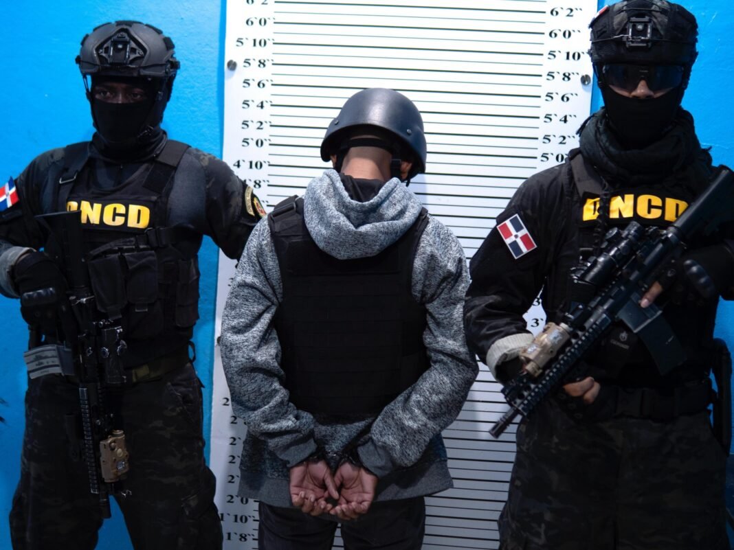 AUTORIDADES RD CAPTURAN Y DEPORTAN UNO DE LOS FUGITIVOS MÁS BUSCADOS EN PANAMÁ AUTORIDADES RD CAPTURAN Y DEPORTAN UNO DE LOS FUGITIVOS MÁS BUSCADOS EN PANAMÁ