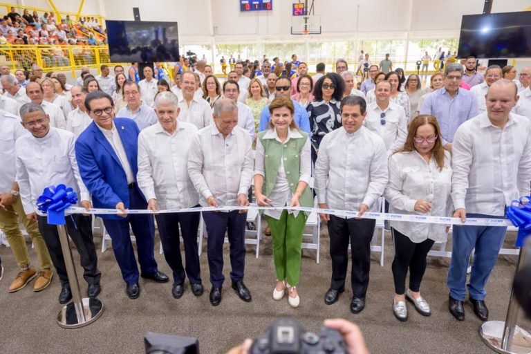 Banreservas entrega moderno polideportivo a la PUCMM con asistencia de la vicepresidenta Raquel Peña