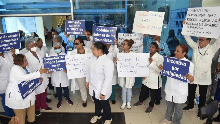 Bioanalistas y psicólogos del Hospital Cabral y Báez se suman a paro nacional por mejoras laborales