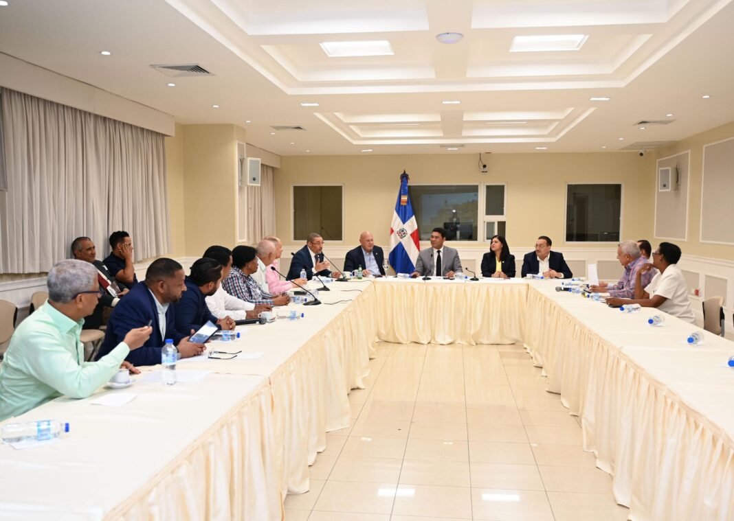 Comisión del Senado sostuvo reuniones separadas con representantes sindicales y empleadores