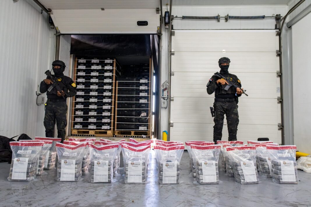 DNCD INCAUTA 120 PAQUETES PRESUMIBLEMENTE COCAÍNA OCULTOS EN CARGA DE BANANOS
