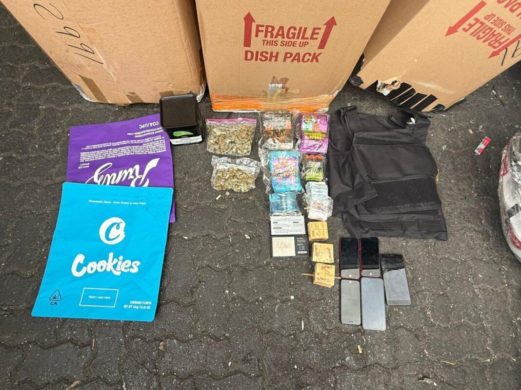 DNCD INCAUTA CINCO PAQUETES DE MARIHUANA Y DETIENE HOMBRE EN SFM