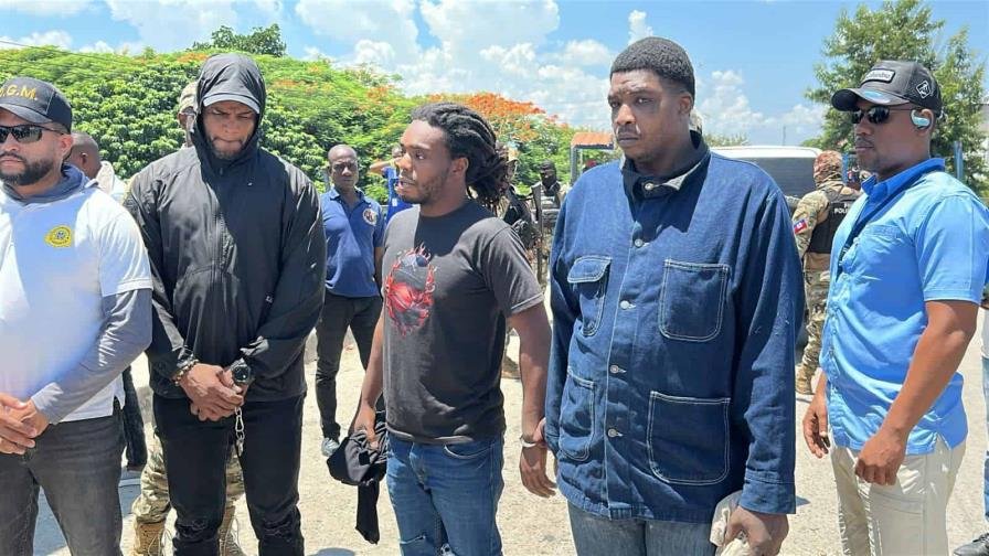 Entregan en Dajabón a dos miembros de la banda haitiana 400 Mawozo