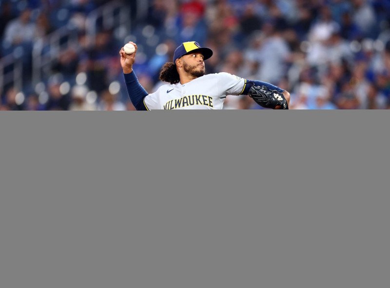 Freddy Peralta lanza seis en blanco y es el primero en llegar a 16 victorias