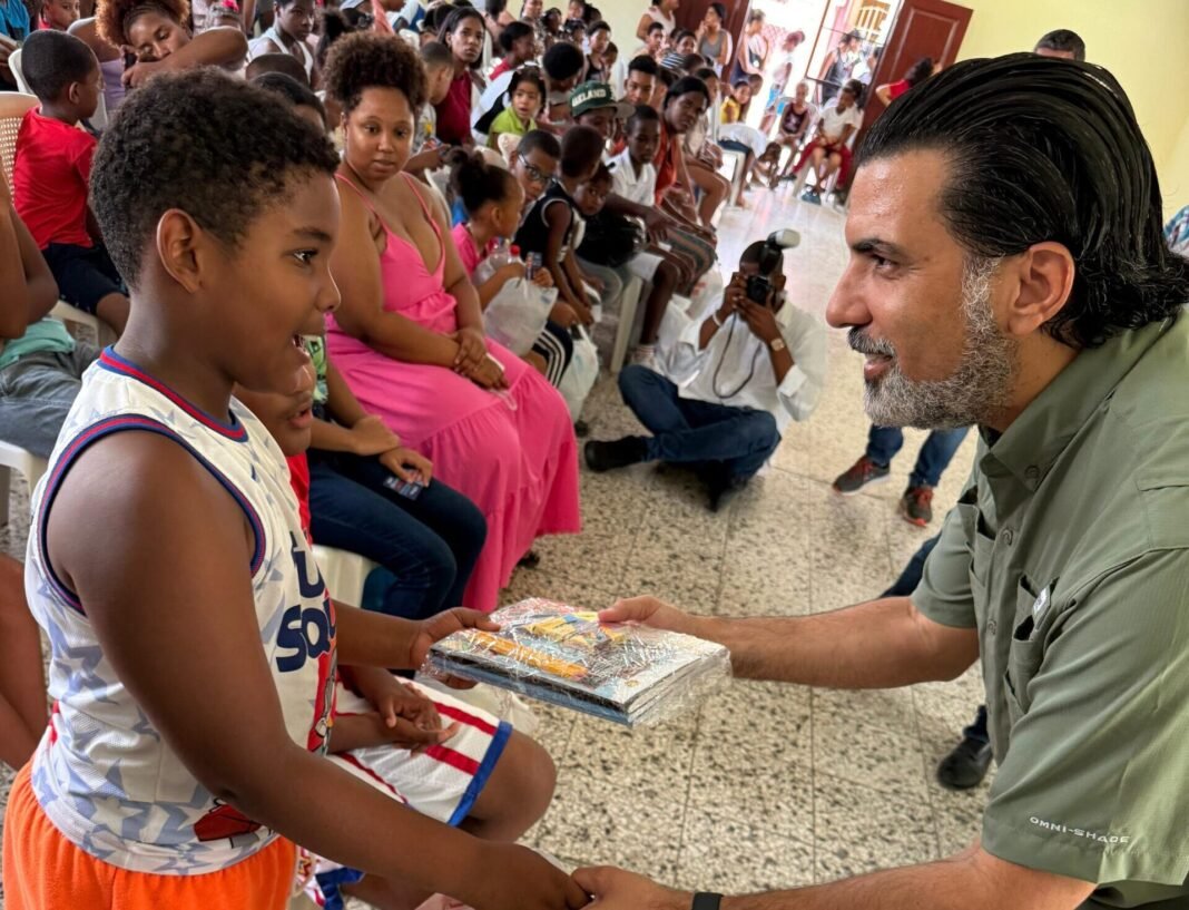 Fundación Rojas Tabar entrega útiles escolares a cambio de plásticos en Santo Domingo