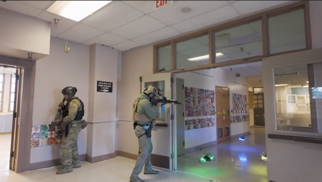 La militarización de las escuelas en Estados Unidos: van a usar drones armados que disparan a atacantes en segundos