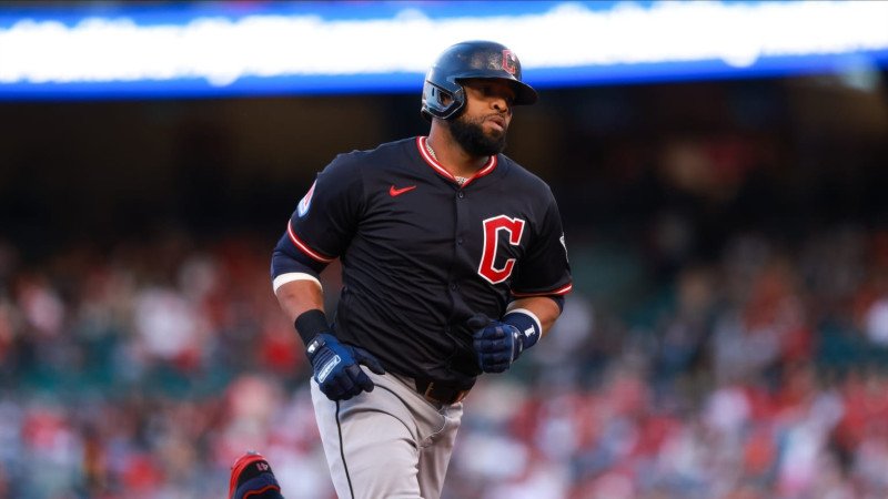 Los Guardianes colocan para asignación a Carlos Santana