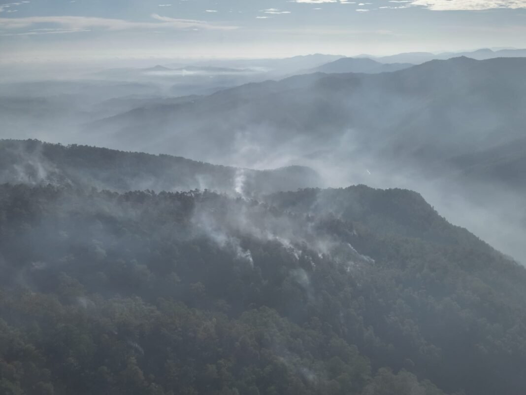 Medio Ambiente mantiene control del incendio Parque Nacional Armando Bermúdez