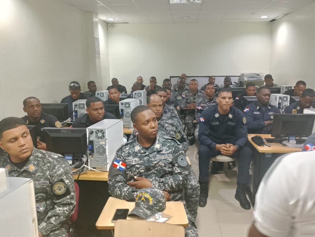 Policía Nacional fortalece salud emocional y liderazgo familiar de sus miembros con charlas sobre paternidad y comunicación asertiva