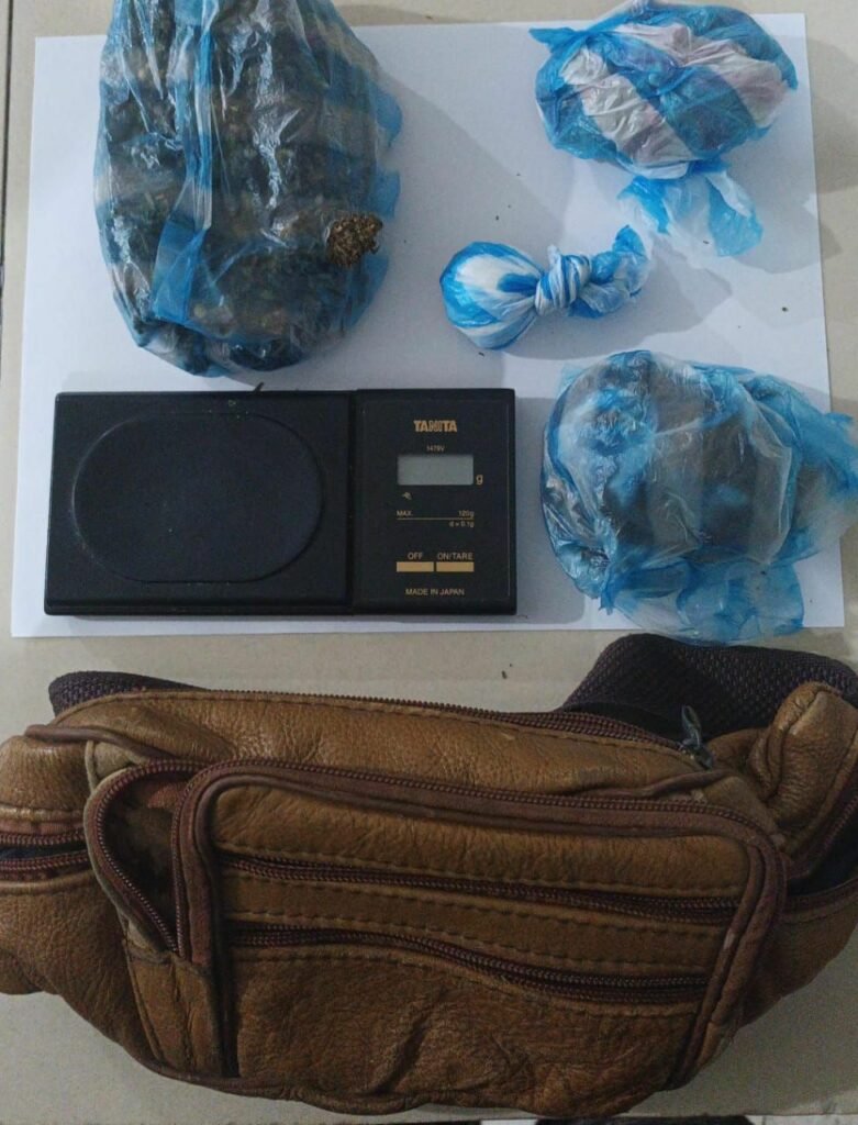 Policía ocupa drogas, retiene motocicletas y apresa varios implicados en delitos en La Nueva Barquita, Villa Mella