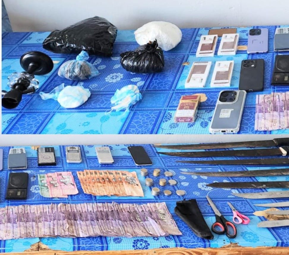 Policía y Ministerio Público ocupan 915 gramos de drogas, armas blancas y otros ilícitos durante allanamientos en Barahona