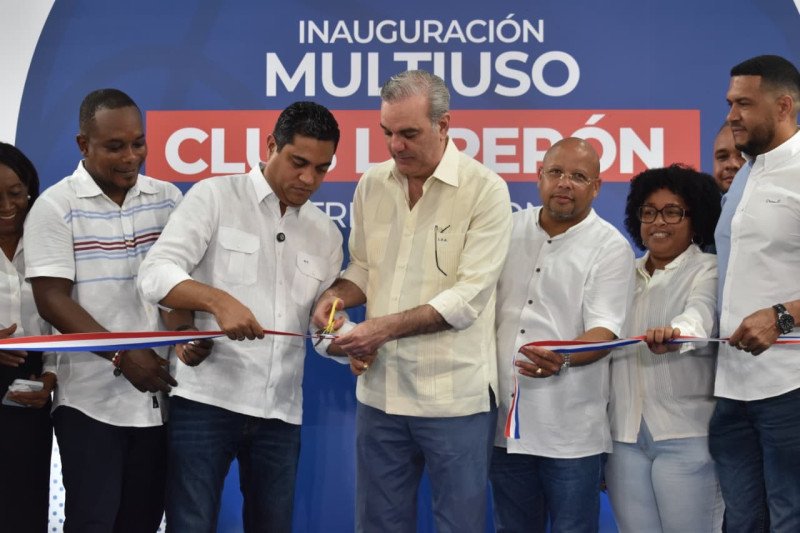 Presidente Abinader y ministro Kelvin Cruz entregan Multiuso Club Luperón