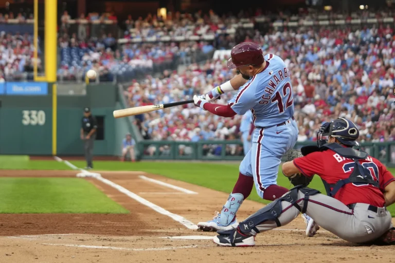 Schwarber hace historia con 4 jonrones, los Phillies vencen Atlanta. Otros resultados