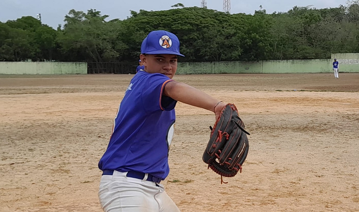 Yeury Cruz guía a Adonis Academy a la final 13-14 años del torneo Chino Suazo, Alcaldía de Santiago