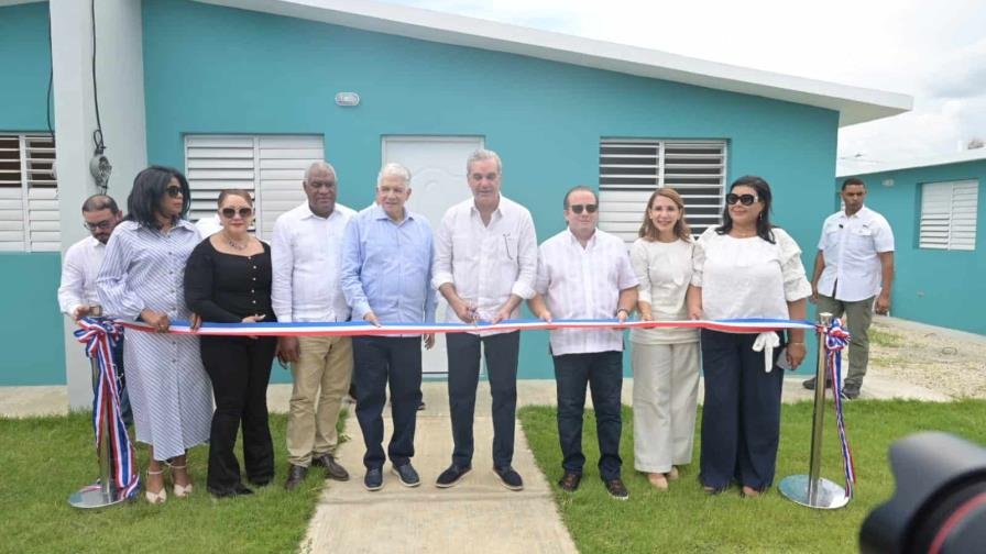 Abinader encabeza la entrega de 70 viviendas a familias desalojadas en Imbert