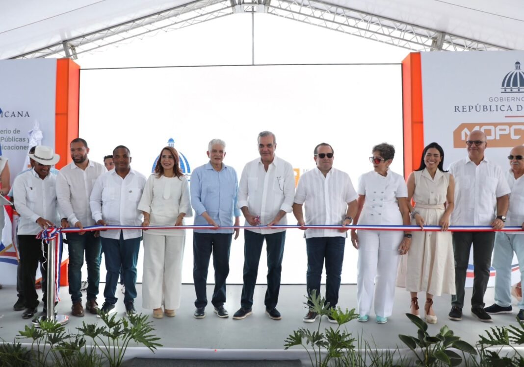 Abinader entrega carretera que conecta Puerto Plata con Montecristi, inversión de RD$1,224 millones