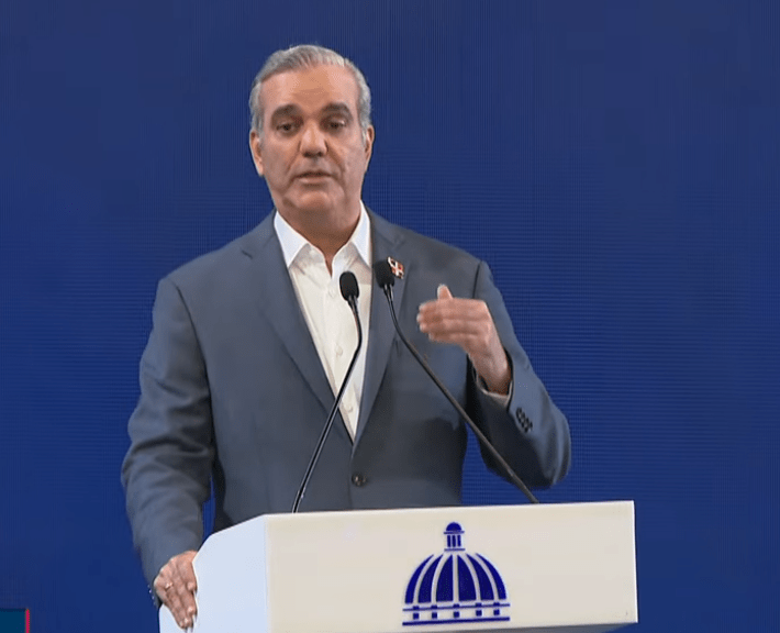 Abinader exhorta a la ciudadanía a seguir indicaciones oficiales y mantenerse informada