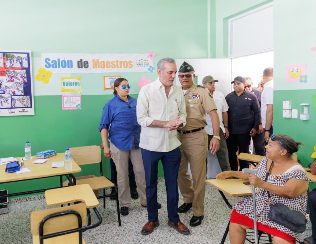 Abinader supervisa operativo médico que realiza el Ministerio de Defensa que impactará más de 2,500 personas