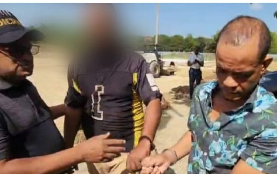 Agentes de la Policía apresan en SDE a hombre acusado de robo de vehículos