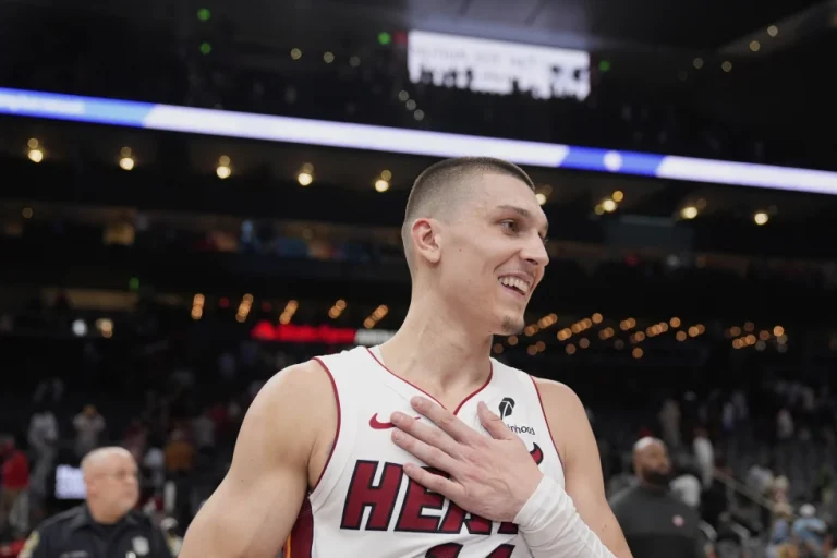 All-Star de Miami Heat, Tyler Herro, se somete a cirugía de tobillo y se perderá el inicio del campamento de entrenamiento All-Star de Miami Heat, Tyler Herro, se somete a cirugía de tobillo y se perderá el inicio del campamento de entrenamiento