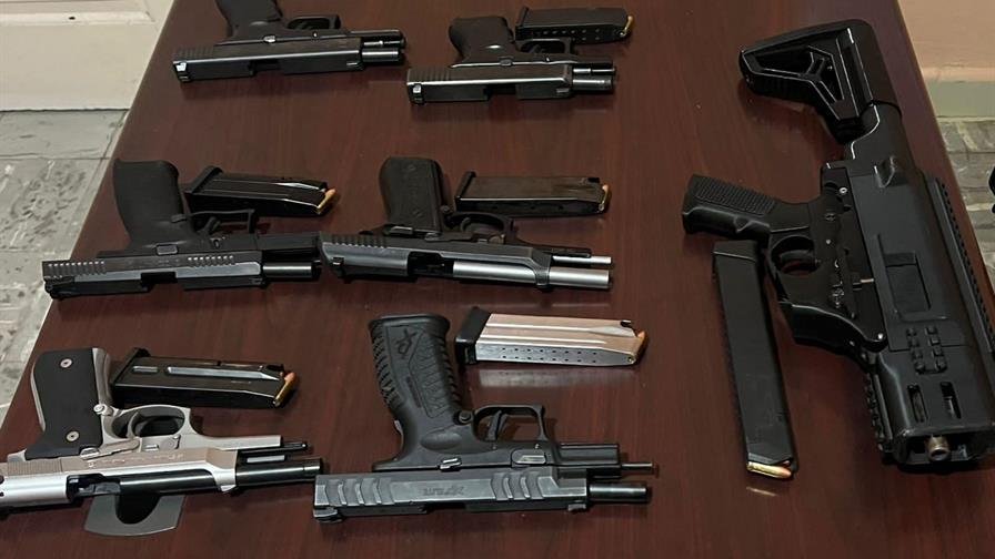 Apresan grupo de 10 personas con armas y chalecos antibalas en una cabaña en Villa González Apresan grupo de 10 personas con armas y chalecos antibalas en una cabaña en Villa González