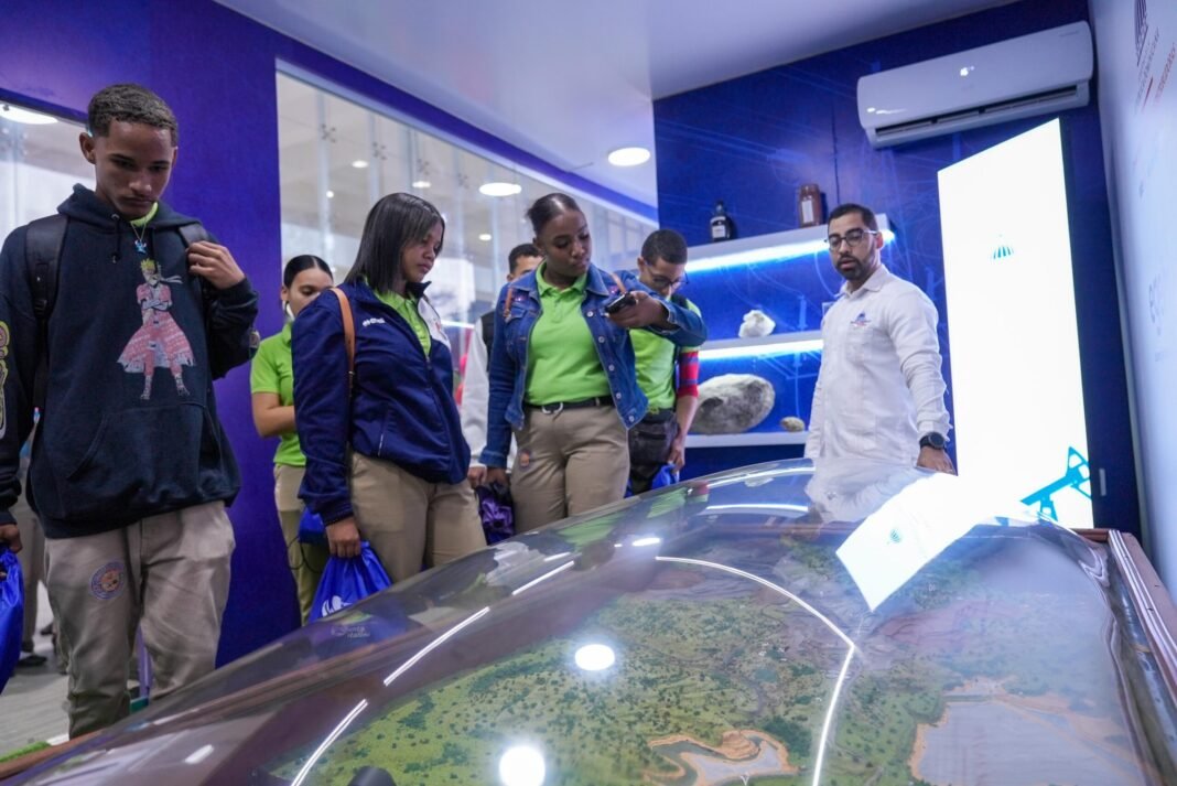 Arranca la Ruta Educativa del sector energía y minas en la FILSD 2025 Arranca la Ruta Educativa del sector energía y minas en la FILSD 2025