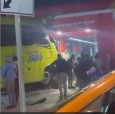 Autobús choca caseta de acceso de estación Pedro Francisco Bonó; una persona resultó herida Autobús choca caseta de acceso de estación Pedro Francisco Bonó; una persona resultó herida