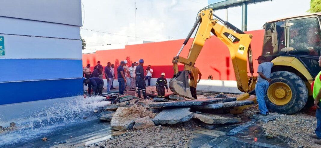 Caasd repara avería registrada en inmediaciones estación del Metro Los Taínos