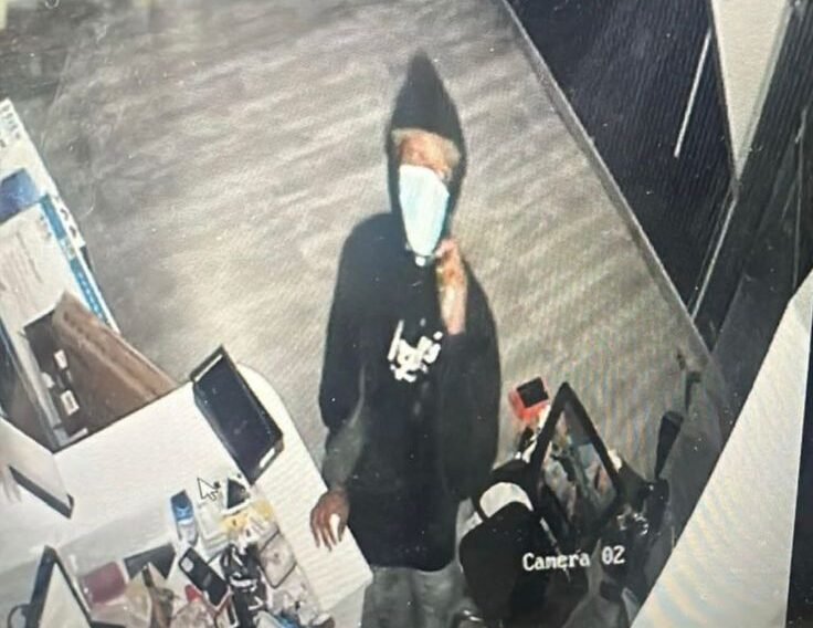 Captan a dos hombres saqueando tienda de celulares en Los Botados, Monte Plata Captan a dos hombres saqueando tienda de celulares en Los Botados, Monte Plata