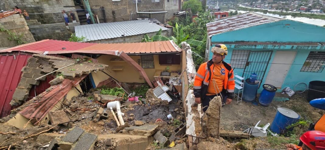 Casa colapsa por lluvias en el Ensanche Ozama, familia resulta ilesa Casa colapsa por lluvias en el Ensanche Ozama, familia resulta ilesa