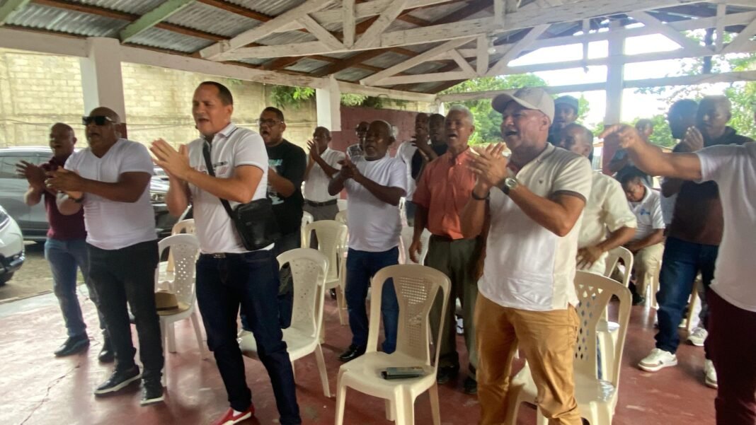 Choferes de Los Alcarrizos denuncian alcalde Junior Santos pretende apoderarse de rutas alimentadoras Choferes de Los Alcarrizos denuncian alcalde Junior Santos pretende apoderarse de rutas alimentadoras