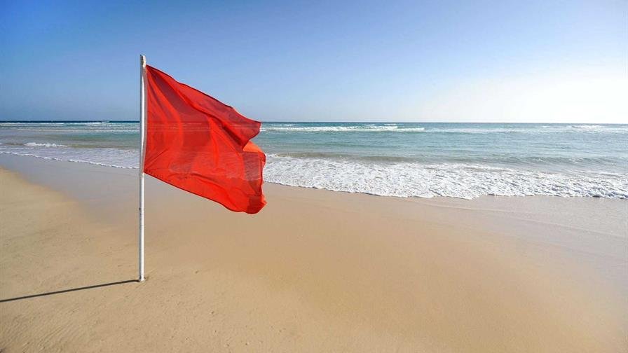 Colocan bandera roja en todas las playas de Puerto Plata y prohíben bañarse