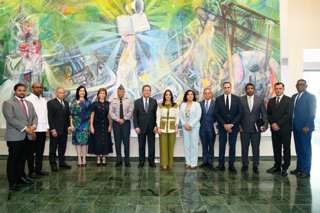 Comisión encabezada por ministra Faride Raful entrega a Fernández Anteproyecto de Ley Orgánica de la Policía Nacional Comisión encabezada por ministra Faride Raful entrega a Fernández Anteproyecto de Ley Orgánica de la Policía Nacional