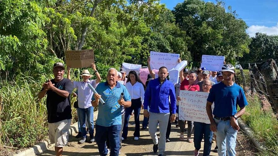 Comunitarios de Tavera, en La Vega, protestan por falta de agua potable y dan plazo a Inapa