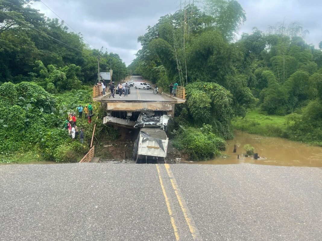 Conductor de camión pierde la vida en colapso de puente en Monte Plata