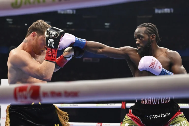 Crawford despoja a Canelo y hace historia en Las Vegas Crawford despoja a Canelo y hace historia en Las Vegas