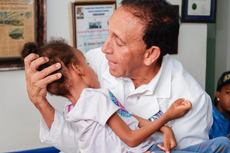 Cruz Jiminián anuncia jornada de operaciones de hidrocefalia gratuitas