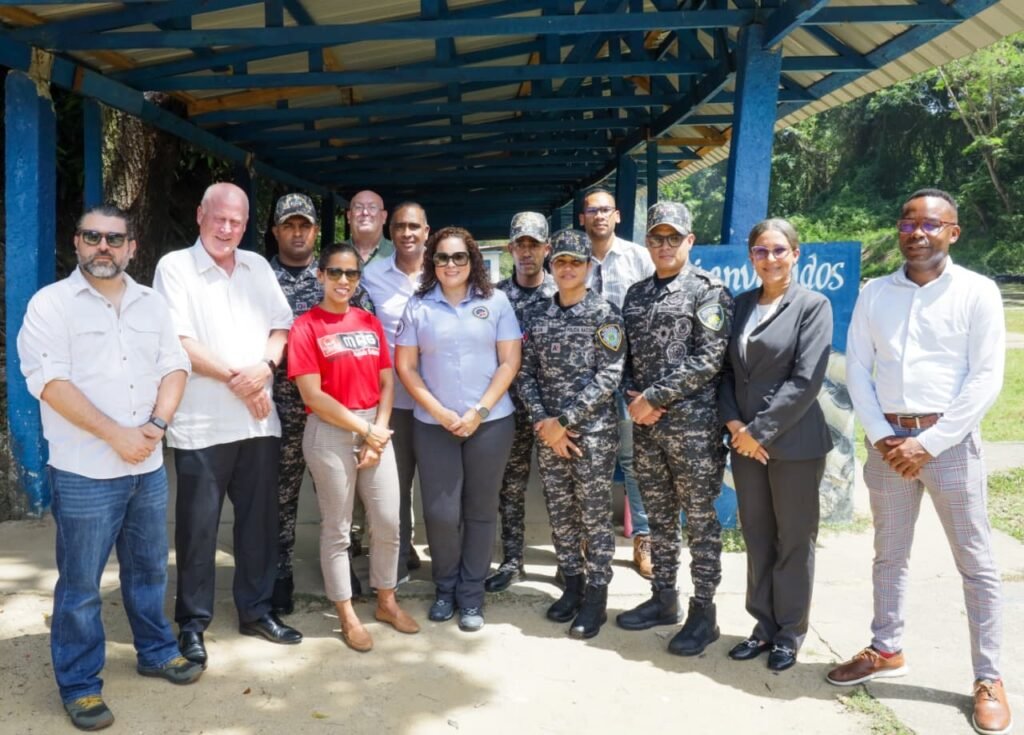 Delegación multinacional de expertos en armas visita instalaciones de la Policía Nacional para fortalecer sistema de armería