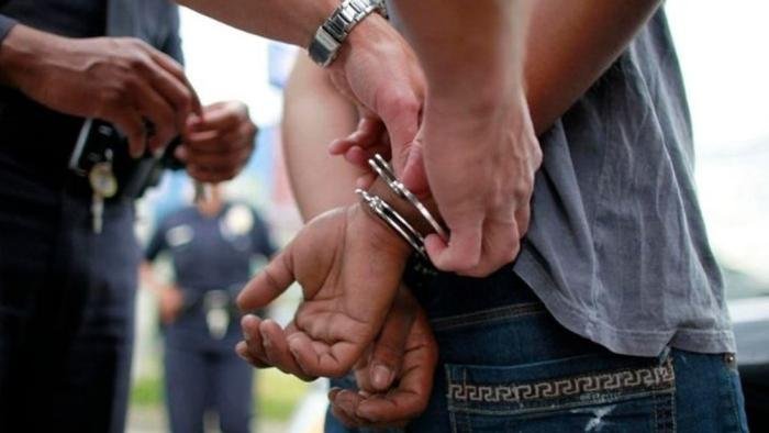 Detienen a cuatro adolescentes por lanzar gas pimienta en liceo de El Factor Detienen a cuatro adolescentes por lanzar gas pimienta en liceo de El Factor