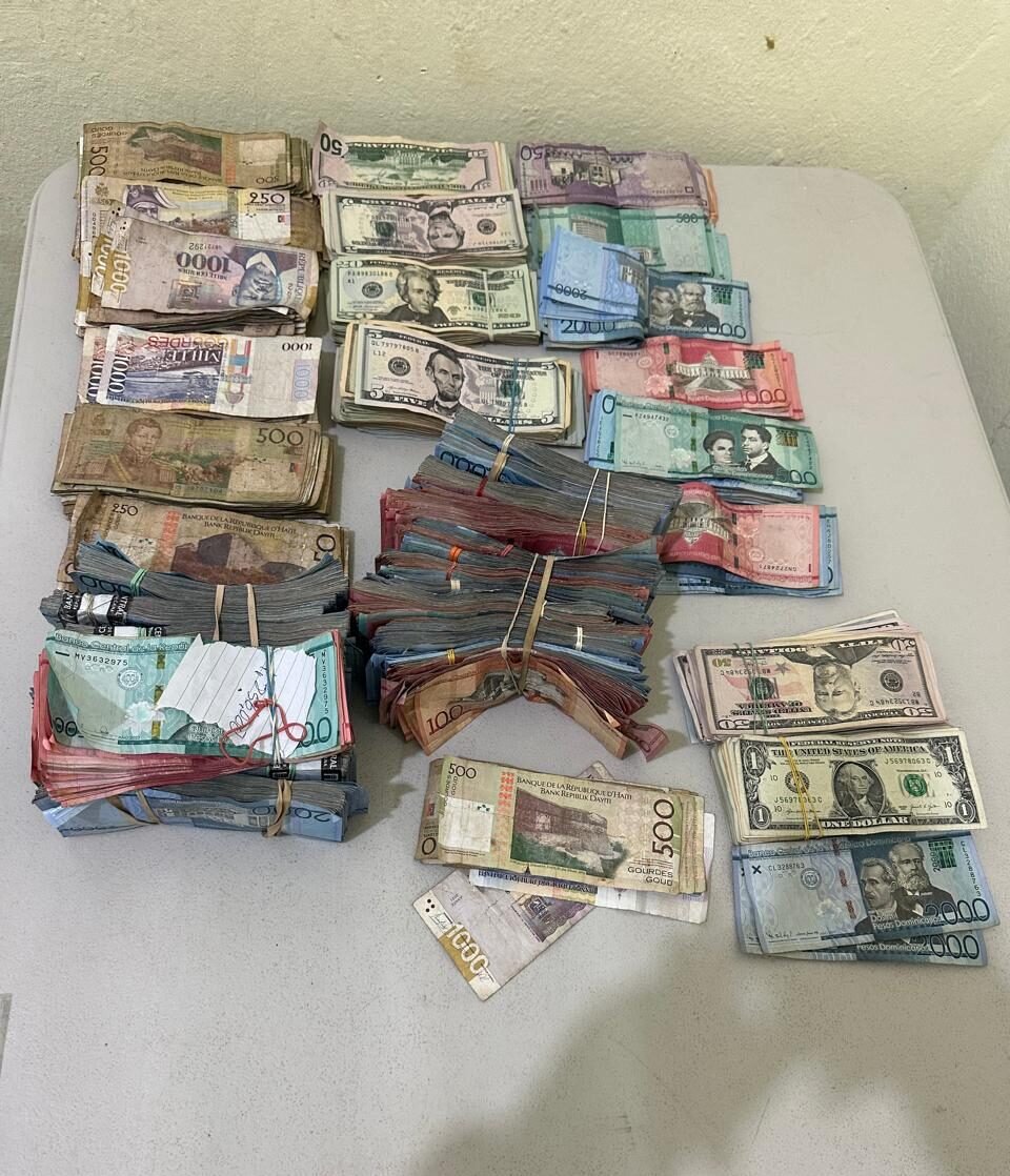 Detienen mujer extranjera con alta suma de dinero sin declaración aduanal