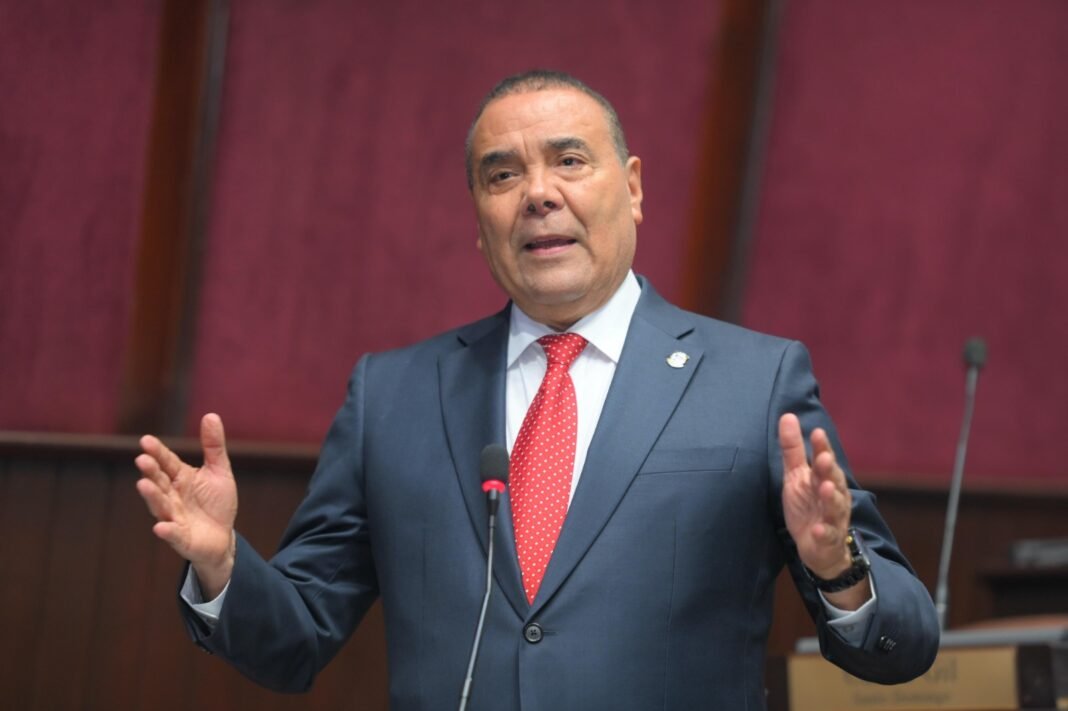Diputado Alcibíades Tavárez advierte deuda pública supera US$72 mil millones y RD podría colapsar Diputado Alcibíades Tavárez advierte deuda pública supera US$72 mil millones y RD podría colapsar