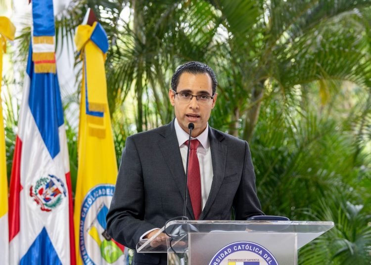 Economistas atribuyen subida de la tasa del dólar a factores locales e internacionales