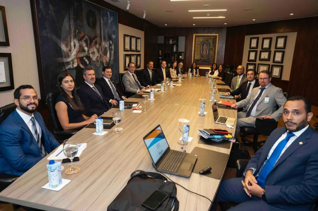 Ejecutivos Banreservas se reúnen con delegación del FMI para abordar perspectivas 2025