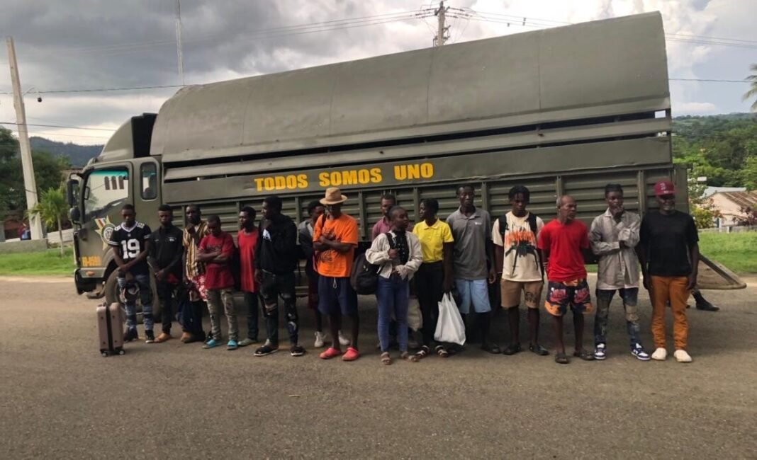Ejército detiene a 152 haitianos en situación migratoria irregular en la Línea Noroeste Ejército detiene a 152 haitianos en situación migratoria irregular en la Línea Noroeste