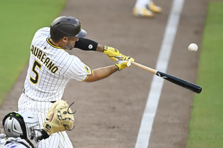 El jardinero de los Padres Ramón Laureano sufre fractura en un dedo y se perderá la primera ronda de los playoffs