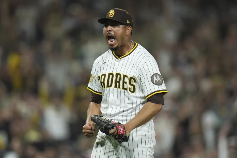 El sencillo de Fermin en la 11.ª envía a los Padres a los playoffs con triunfo 5-4 sobre los Brewers El sencillo de Fermin en la 11.ª envía a los Padres a los playoffs con triunfo 5-4 sobre los Brewers
