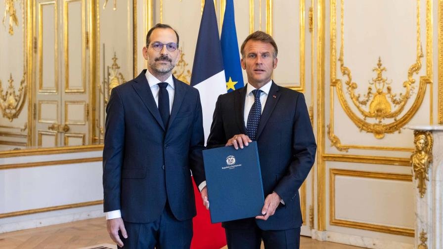 Embajador David Puig presenta cartas credenciales al presidente de Francia, Emmanuel Macron